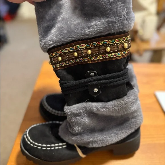Stylish Black and Gray Fukaraa Women’s Snow Boots. - Picture 3 of 4